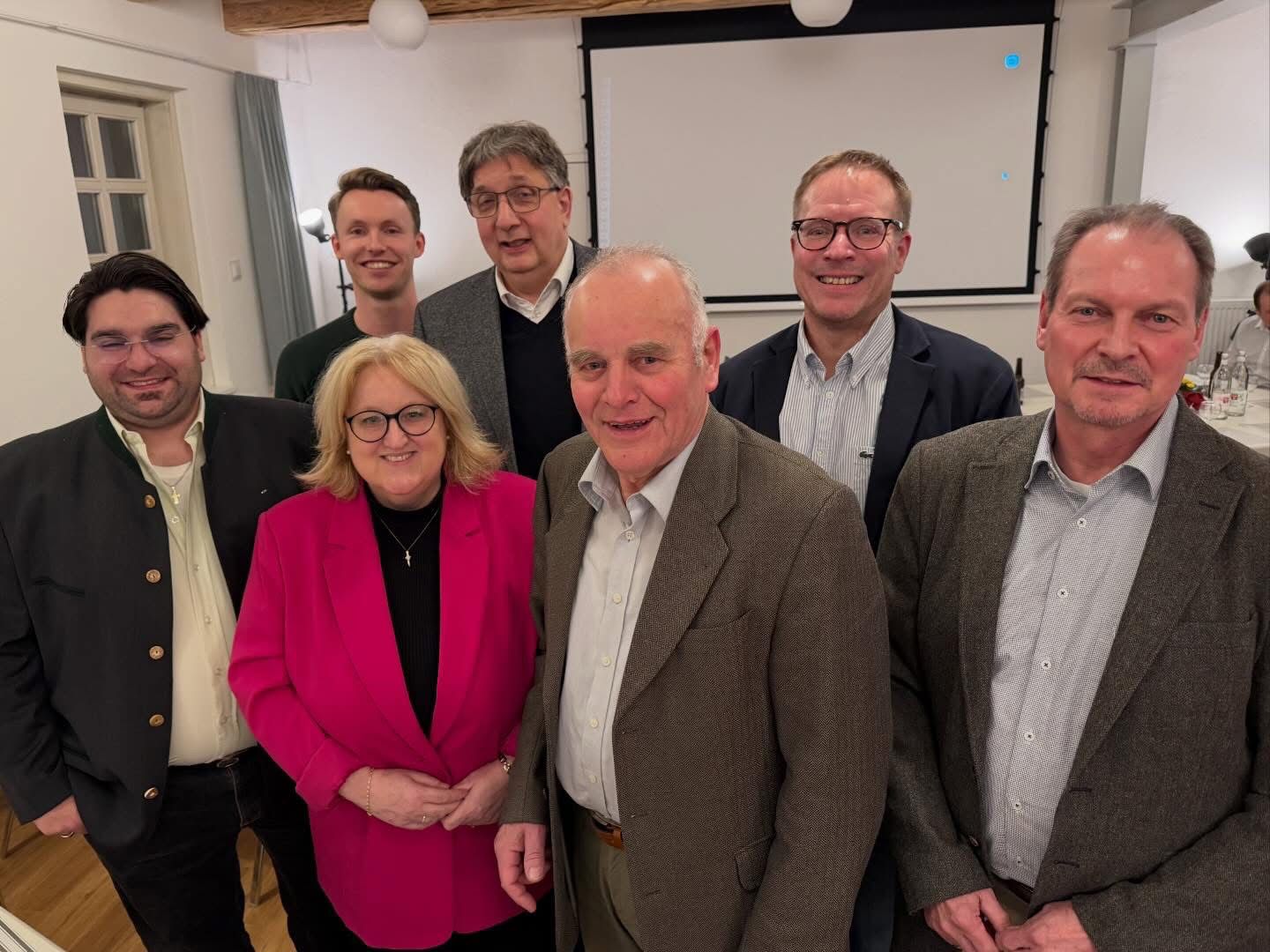 Gruppenbild mit Dame und G�sten